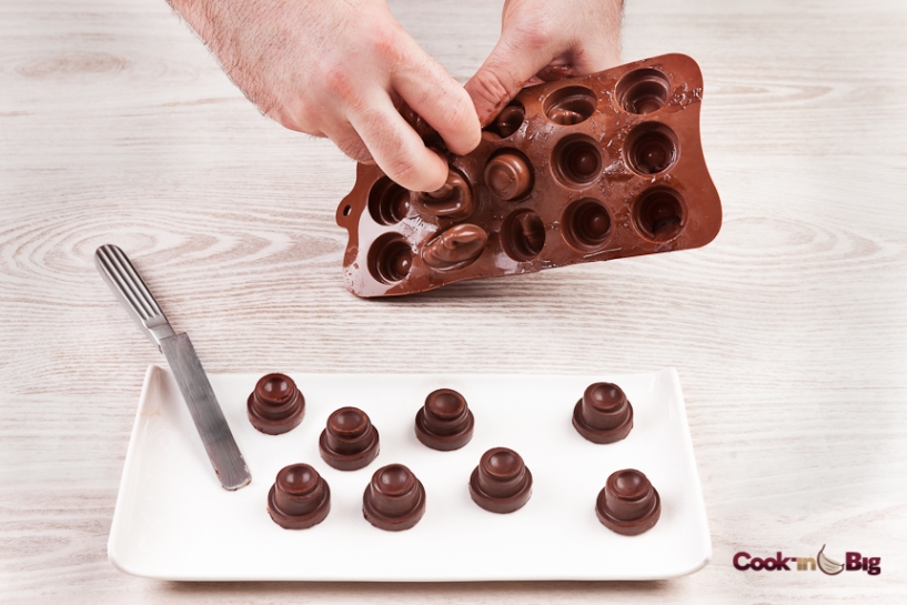 Remove from the bonbon moulds