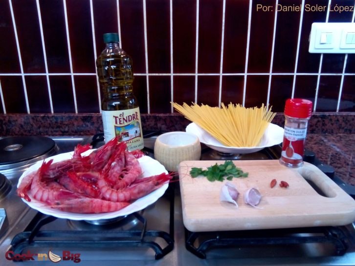 Tagliatelle with garlic prawns ingredients