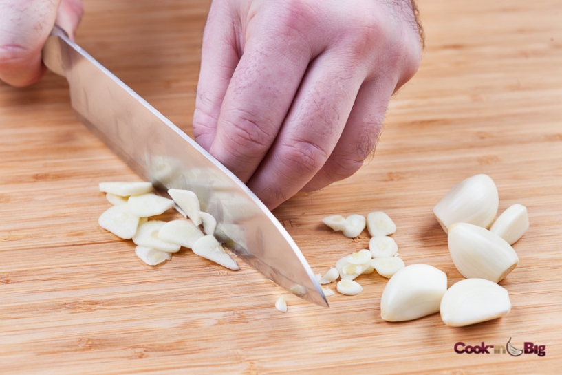 Slice the cloves of garlic