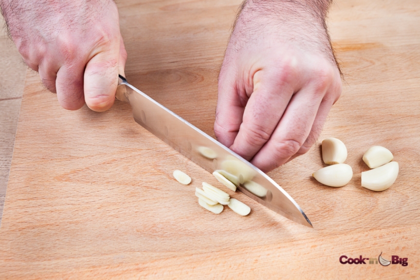 Chop the cloves of garlic into fine slices.