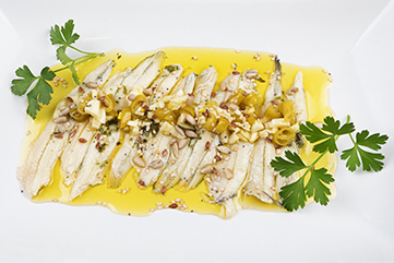 Boquerones en Vinagre con Semillas y Ajo Castaño
