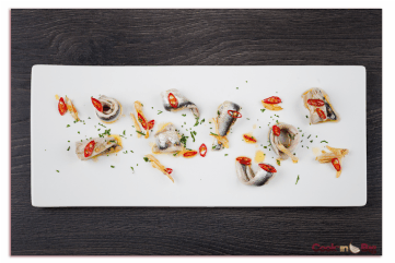 Boquerones en Vinagre con Ajo Castaño y Chile.