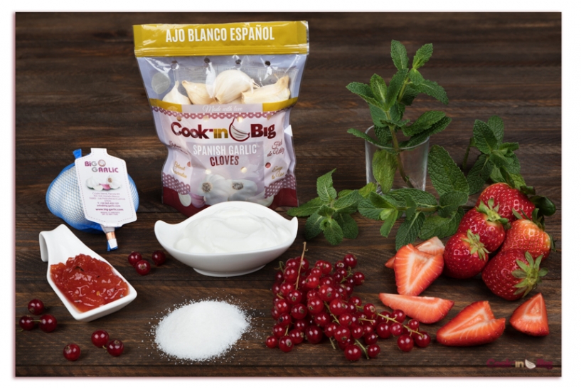 Copa de Yogur Griego con  Mermelada de Tomate y Ajo Blanco