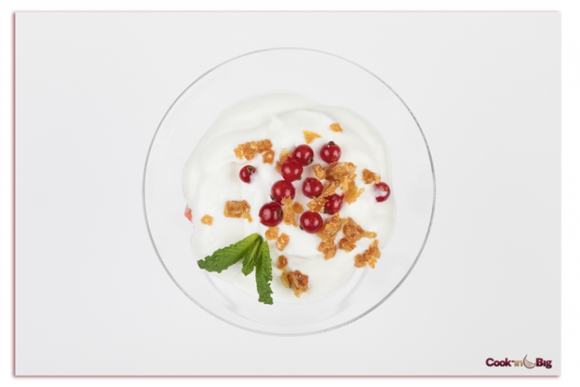 Copa de Yogur Griego con  Mermelada de Tomate y Ajo Blanco