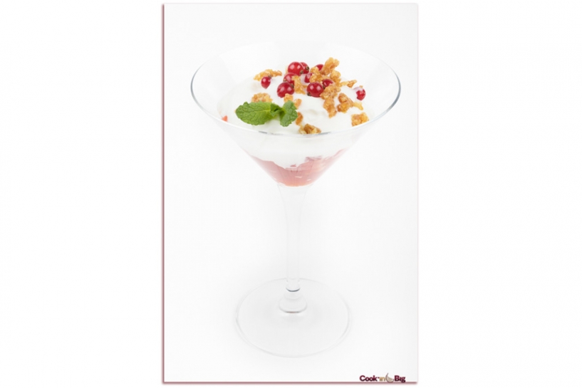 Copa de Yogur Griego con  Mermelada de Tomate y Ajo Blanco