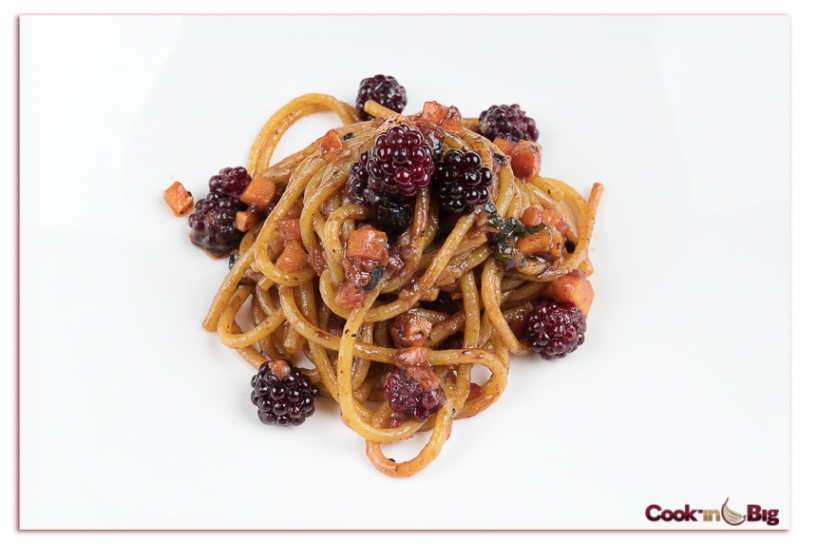 Pasta Fresca con Moras, Verduras y  Ajo Negro