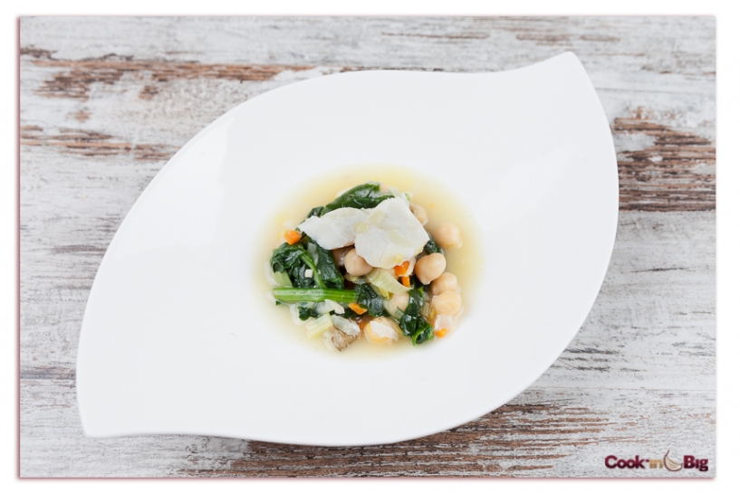 Potaje de Vigilia con Garbanzos, Espinacas, Bacalao y Ajo Blanco.