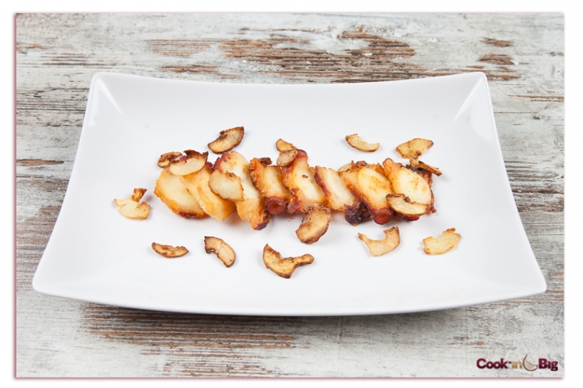Pulpo Crujiente con Chips de Ajo Castaño