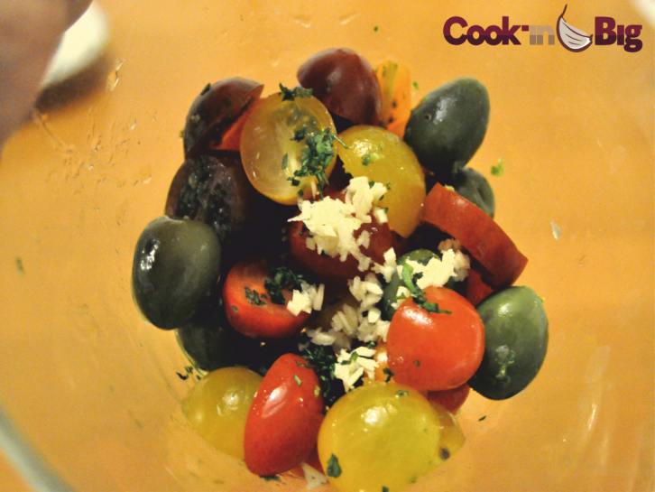 Sólo queda rociar con aceite de oliva y remover bien